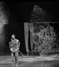 Vista del escenario de la obra teatral. Se aprecian las mallas creadas por Coles para la obra