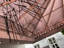 Detalle de la instalación 'Aire Encerrado', suspendida del techo de la sala en la muestra '7 en Movimiento'